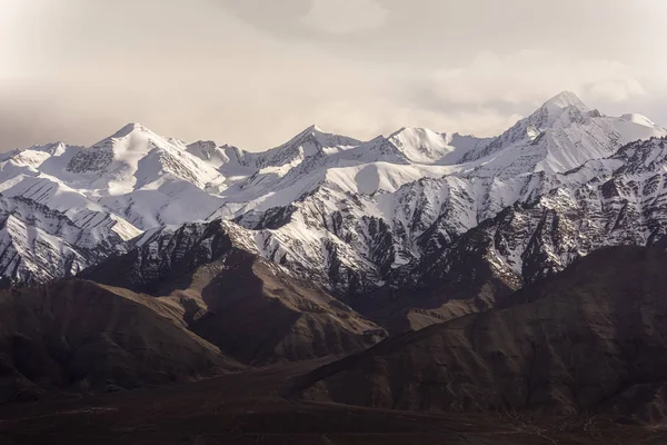 Schneeberg mit blauem Himmel aus leh ladakh Indien. — Stockfoto