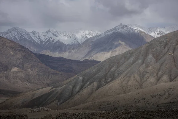 Kar dağ Leh Ladakh Hindistan'dan mavi gökyüzü ile. — Stok fotoğraf