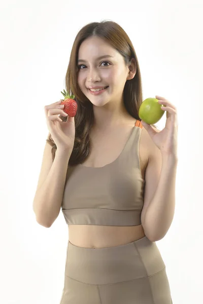 Mujer asiática bonita con manzana y fresa sobre fondo blanco. —  Fotos de Stock