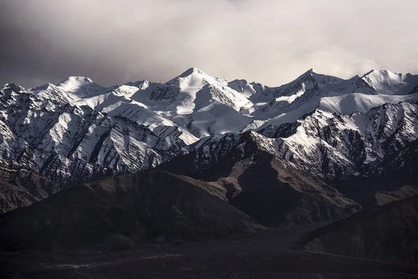 Montaña de nieve con cielo azul de Leh Ladakh India . —  Fotos de Stock