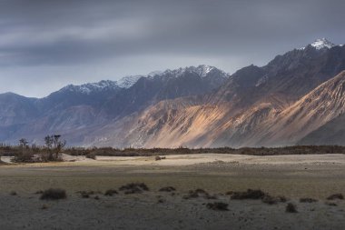 Kar dağ Leh Ladakh Hindistan'dan mavi gökyüzü ile.