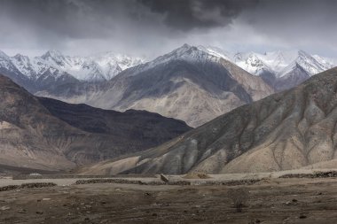 Kar dağ Leh Ladakh Hindistan'dan mavi gökyüzü ile.
