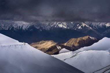 Kar dağ Leh Ladakh Hindistan'dan mavi gökyüzü ile.