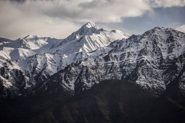 Kar dağ Leh Ladakh Hindistan'dan mavi gökyüzü ile.