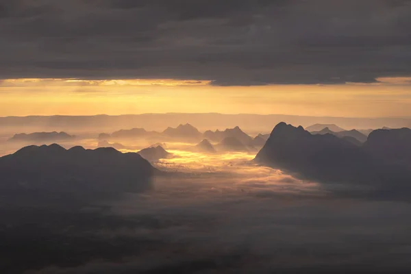Ранковий Схід сонця з туманом у горах. Фон схід. Ліцензійні Стокові Фото