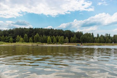 Gölün üzerinde güzel bulutlar