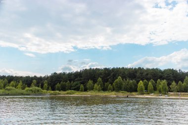 Gölün üzerinde güzel bulutlar