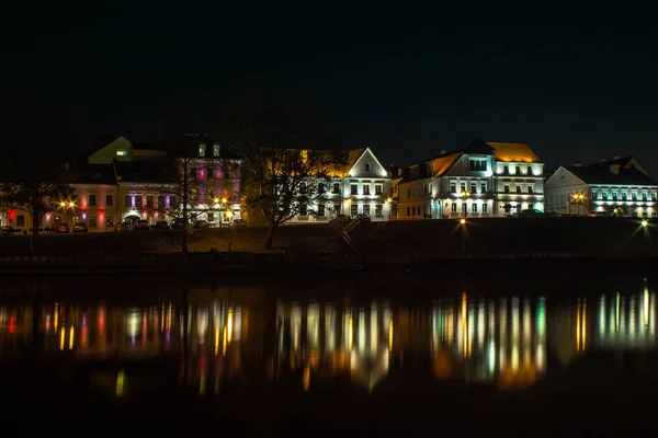 Svisloch nehirden Minsk gece şehir görünümü. Eski şehir silüeti. Belarus başkenti gece görünümü. Trinity Suburb, suyun yansıması.