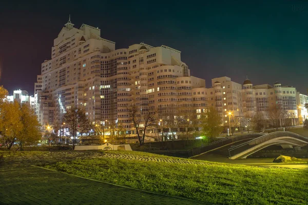 Minsk ceter Svisloch nehir kenarında ışıklı bina ile gece sahnesi. 