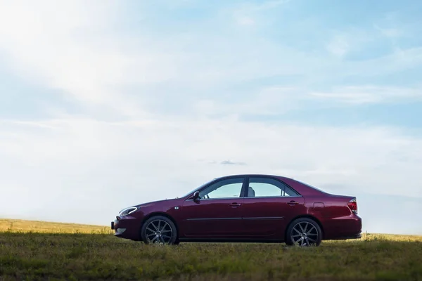 Cherry Red Door Familj Klass Sedan Toyota Camry Femte Generationen — Stockfoto