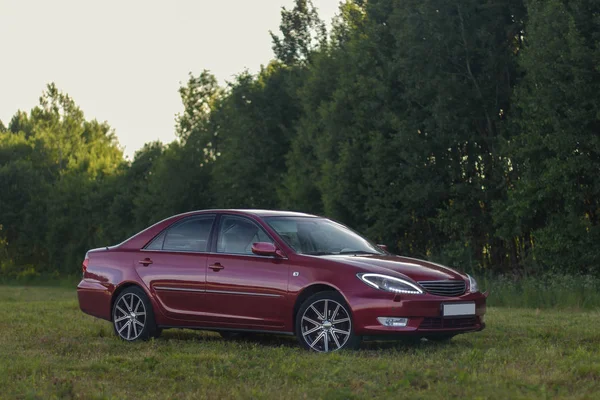 Cereza Roja Puertas Familia Class Sedán Toyota Camry Quinta Generación — Foto de Stock