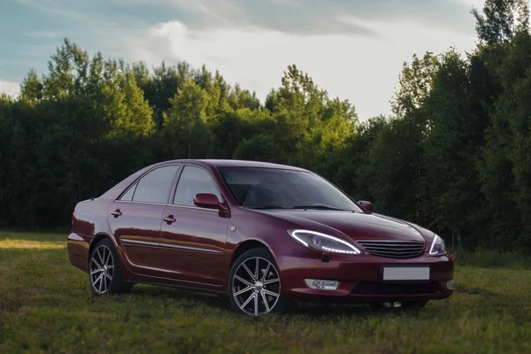 Черно Красный Дверный Седан Семейства Класса Toyota Camry Пятого Поколения — стоковое фото