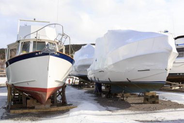 Kışın Marina'da tekneler.