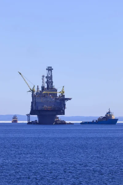 Piattaforma Petrolifera Del Gas Offshore Con Navi Approvvigionamento — Foto Stock