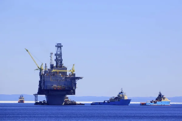 Offshore Olie Gasindustrie Platform Met Bevoorradingsschepen — Stockfoto