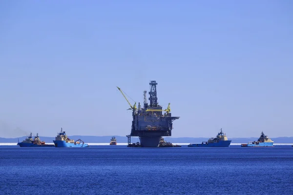 Plataforma Offshore Petróleo Gás Com Navios Abastecimento — Fotografia de Stock