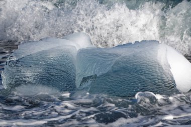 Bir buzdağının küçük bir kısmı ayrılıp sahile vurmuş, Newfoundland ve Labrador, Kanada.