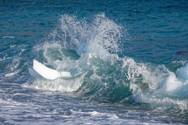 Bir buzdağının küçük bir kısmı ayrılıp sahile vurmuş, Newfoundland ve Labrador, Kanada.