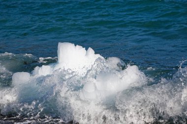 Bir buzdağının küçük bir kısmı ayrılıp sahile vurmuş, Newfoundland ve Labrador, Kanada.