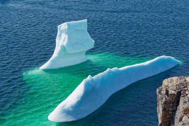 Bir buzdağı Bonavista, Newfoundland 'a yerleşti ve yazın kıyı şeridinin güzelliğini gösterdi. Turistler arasında çok popüler.. 