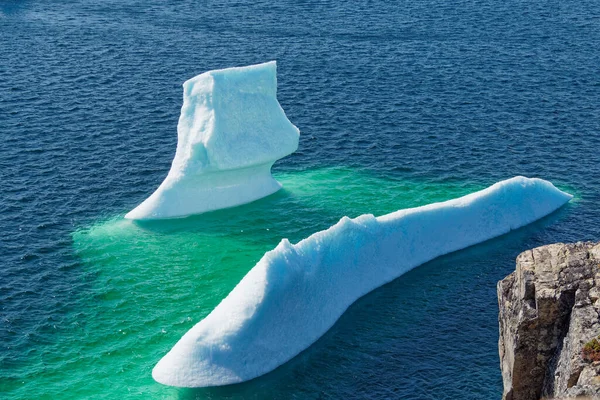 Bir Buzdağı Bonavista Newfoundland Yerleşti Yazın Kıyı Şeridinin Güzelliğini Gösterdi — Stok fotoğraf