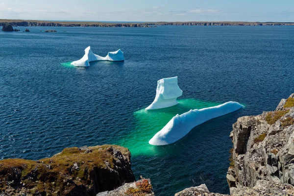 Ένα Παγόβουνο Γειωμένο Bonavista Newfoundland Δείχνει Την Ομορφιά Της Ακτογραμμής — Φωτογραφία Αρχείου