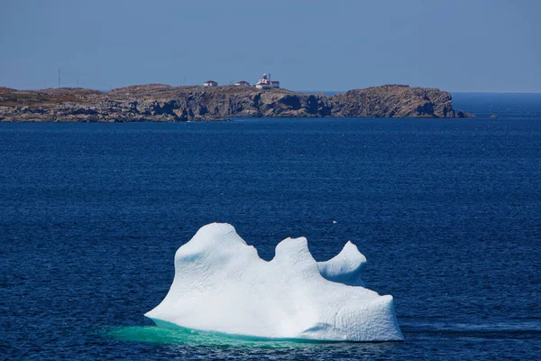 Iceberg Messo Terra Bonavista Terranova Mostrando Bellezza Della Costa Estate — Foto Stock