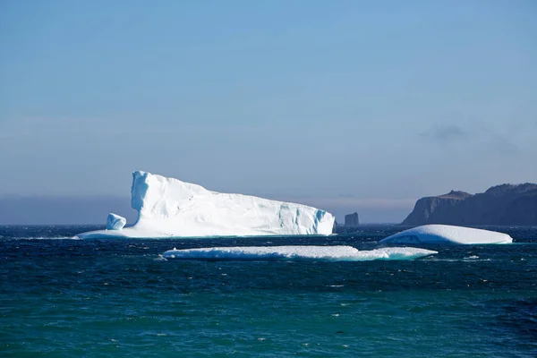 Newfoundland Port Rexton Bir Buzdağı Yere Çakıldı Yazın Sahil Şeridinin - Stok İmaj