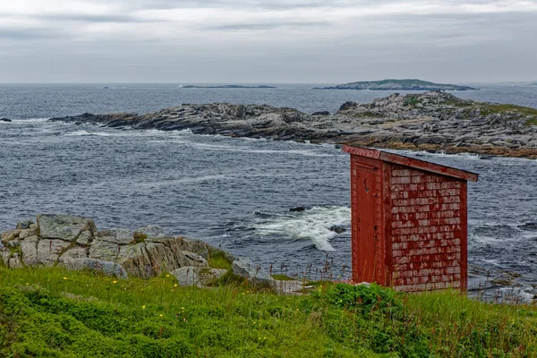 Παραδοσιακό Κόκκινο Αποχωρητήριο Που Χρησιμοποιείται Στο Newfoundland Και Labrador Καναδάς — Φωτογραφία Αρχείου