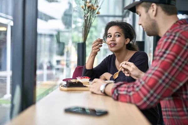 Datering av interracial par — Stockfoto