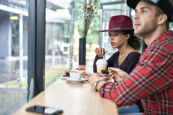 Citas de pareja interracial — Foto de Stock