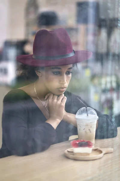 Bella ragazza nel caffè — Foto Stock