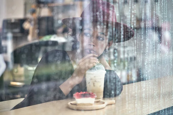 Krásná dívka v kavárně — Stock fotografie
