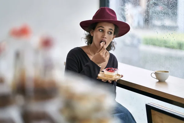 Hermosa chica en la cafetería — Foto de Stock