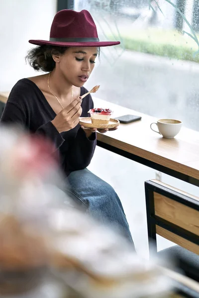 Hermosa chica en la cafetería — Foto de Stock