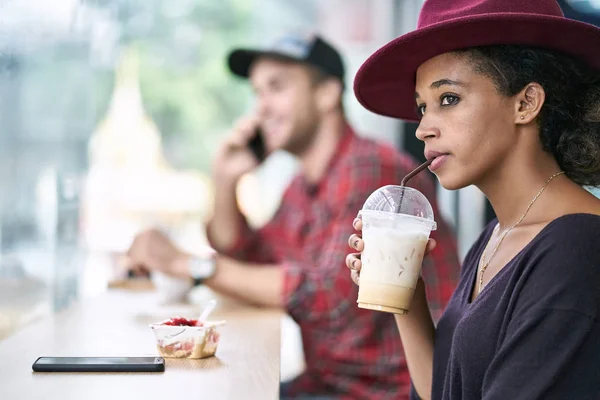 Datování pár interracial — Stock fotografie