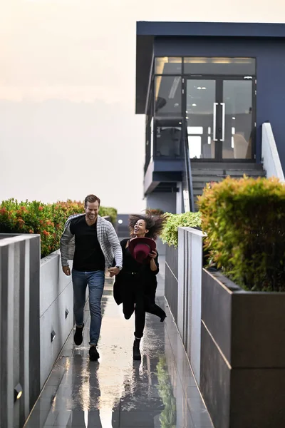 Encantador casal interracial no terraço — Fotografia de Stock