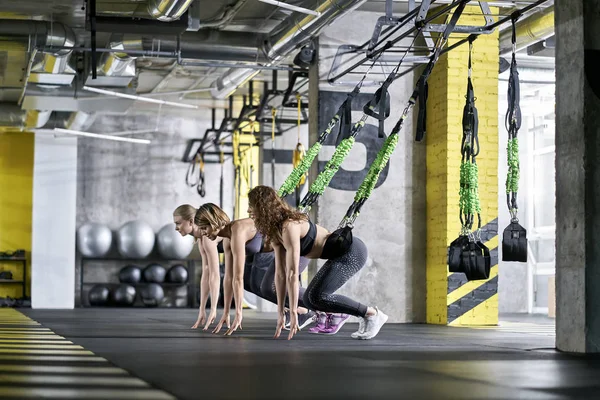 Allenamento di ragazze sportive in palestra — Foto Stock