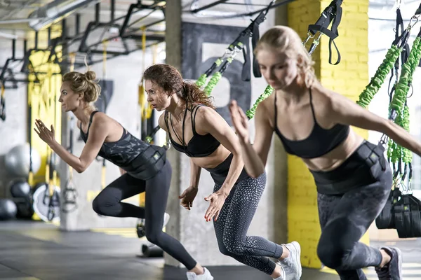 Fete sportive de formare în sala de gimnastică — Fotografie, imagine de stoc