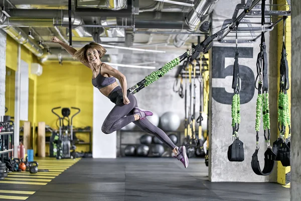 Atlético chica de entrenamiento en el gimnasio — Foto de Stock