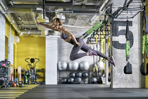 Chica deportiva de entrenamiento en el gimnasio — Foto de Stock