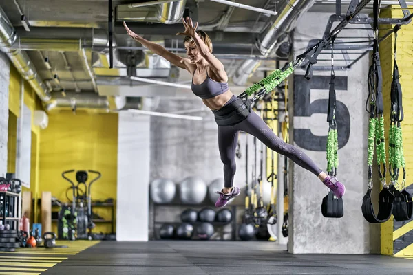 Chica deportiva de entrenamiento en el gimnasio — Foto de Stock