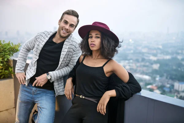 Bella coppia interrazziale sul balcone — Foto Stock