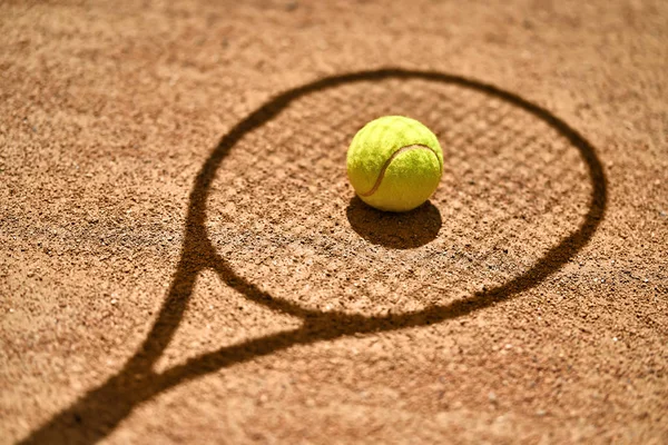 Bola de tênis no chão — Fotografia de Stock