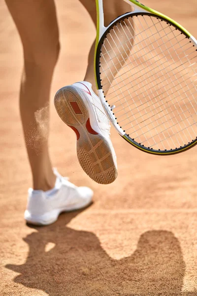 Sportif kız tenis oynuyor — Stok fotoğraf