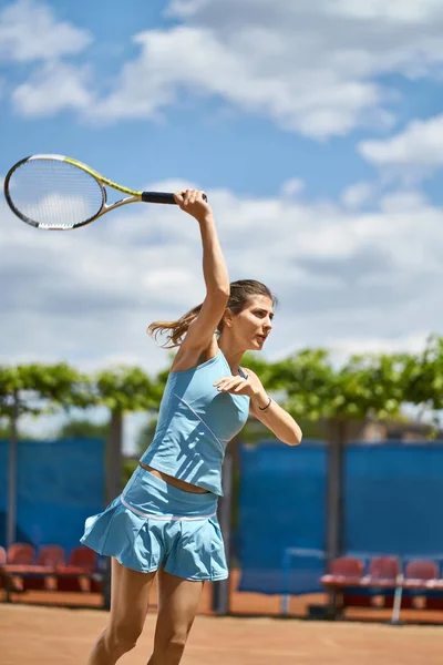 运动的女孩打网球 — 图库照片