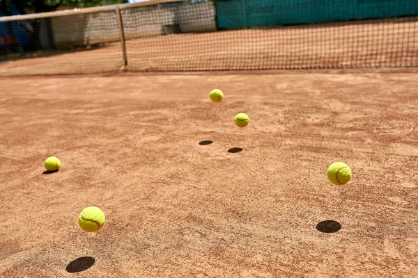 Tenis topları atlama — Stok fotoğraf