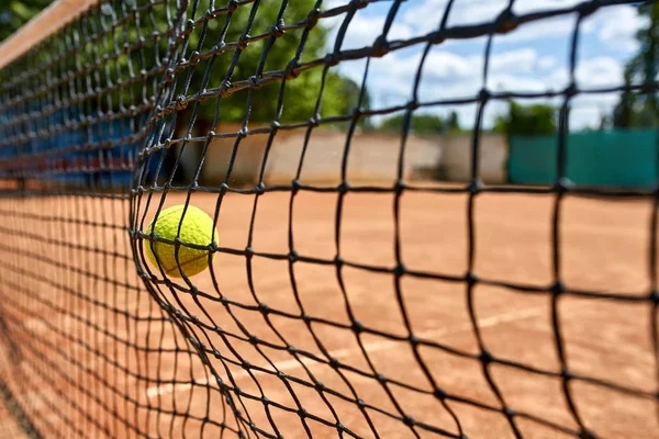 Pelota de tenis amarillo en red — Foto de Stock