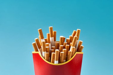 Birçok sigara içinde kırmızı karton