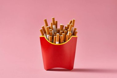 Birçok sigara içinde kırmızı karton